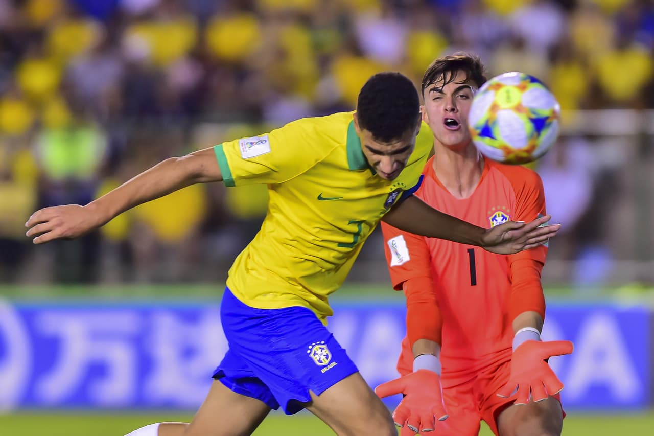 Cabezazo salvador de Henri que corta un remate del equipo mexicano con dirección a puerta.