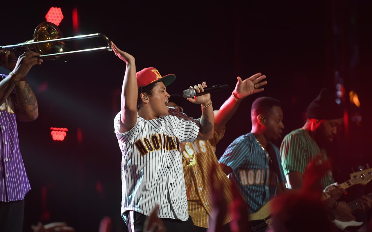 <b>Bruno Mars</b>, cuyo verdadero nombre es 
<b>Peter Hernández</b> y es de ascendencia puertorriqueña, en el 2017 ganó 39 millones de dólares por su gira ‘24K Magic World Tour’.