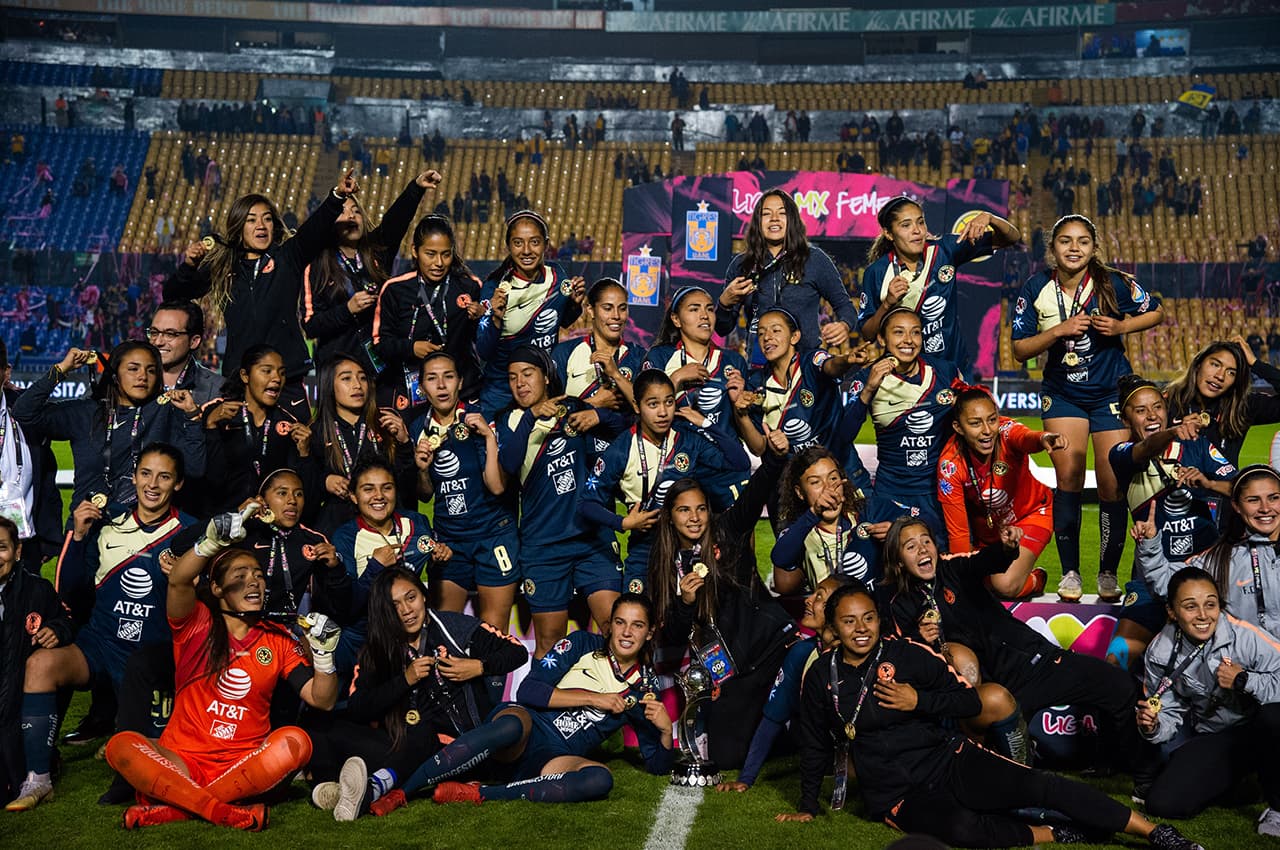 Foto para el recuerdo de las jugadoras del América celebrando la conquista de la Liga MX Femenil en el Estadio Universitario de Monterrey.