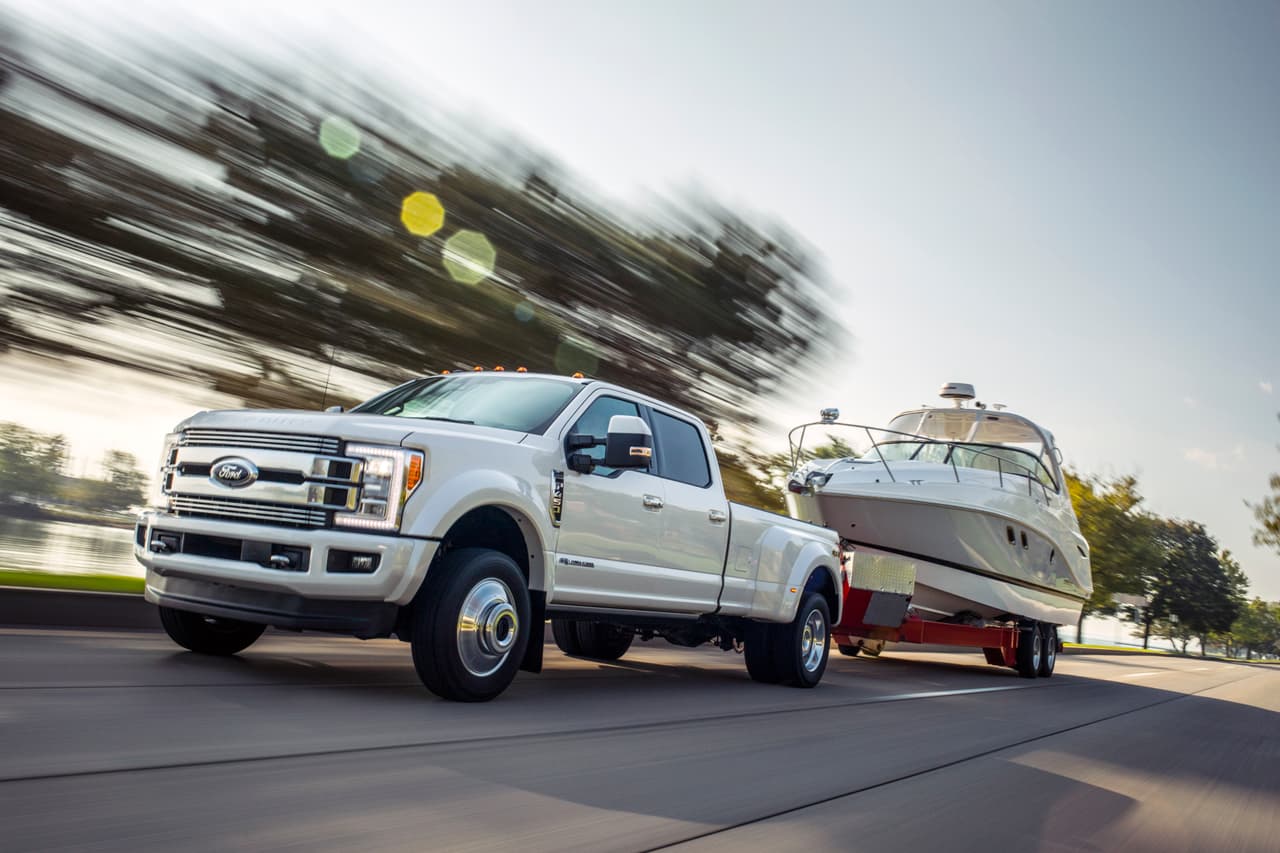 Las camionetas Serie-F Super Duty equipadas con el nivel Limited cuentan con equipo de norma que incluye: cámara de 360 grados de alta definición con guiatura para retroceso con tráiler, sistema telemático SYNC 3, sistema de advertencia de punto ciego con cobertura de tráiler, control de crucero adaptable, alerta de pérdida de canal, alerta de choque frontal con asistencia de frenado, techo de vidrio panorámico, volante con calefacción cubierto en cuero. La función de masaje en los asientos es opcional.