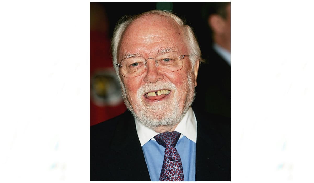 En 1982 ganó el Oscar como Mejor Director por la película 'Gandhi' y como actor participó en cintas como 'Miracle on 34th Street' y 'Elizabeth'.