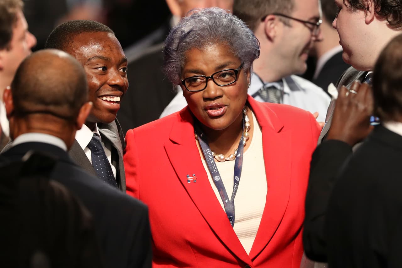 La presidenta del partido demócrata, Donna Brazile, presente entre el público del debate vicepresidencial.