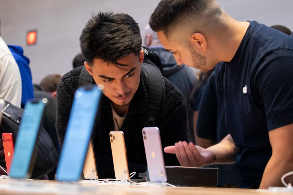 El reporte también encuentra que 33% de los padres de familia en México intentan "muy seguido" reducir el tiempo que sus hijos pasan frente a sus dispositivos móviles. En comparación, apenas 12% de los padres en EEUU intentan limitar el uso de los celulares en sus hogares.