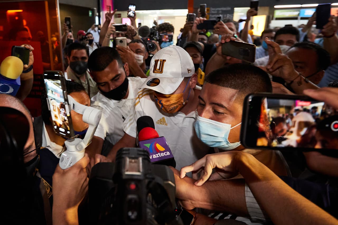 Multitudes de aficionados de Tigres acuideron al Aeropuerto Internacional de Monterrey a recibir al nuevo fichaje estrella del club.