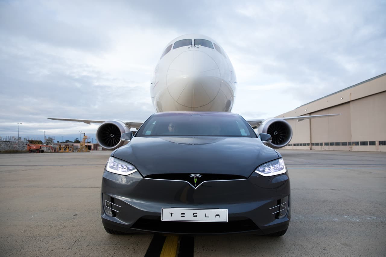Sabemos que no es la primera vez que una camioneta remolca un avión. Pero
<b>sí es la primera ocasión que un vehículo eléctrico</b> lo hace y es Tesla quien se anota el récord.