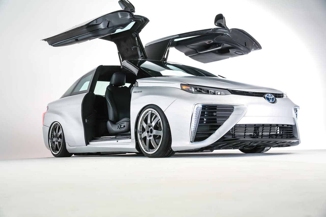 Toyota Mirai "Back to the Future" SEMA 2015: El Toyota Mirai no ha salido aún al mercado, pero esto no impidió que Toyota lo hiciera viajar a su futuro con esta versión inspirada en la famosa serie.
