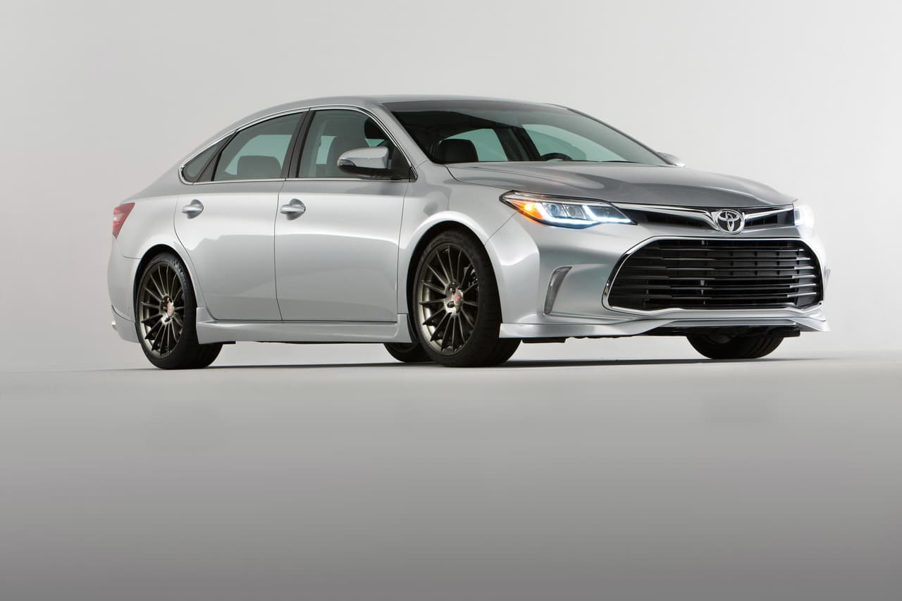 SEMA Edition TRD Camry: Más bajo para mejoras en aerodinámica, tracción y maniobrabilidad, el aspecto agresivo de este Camry es completado por unas impresionantes ruedas de 21 pulgadas.