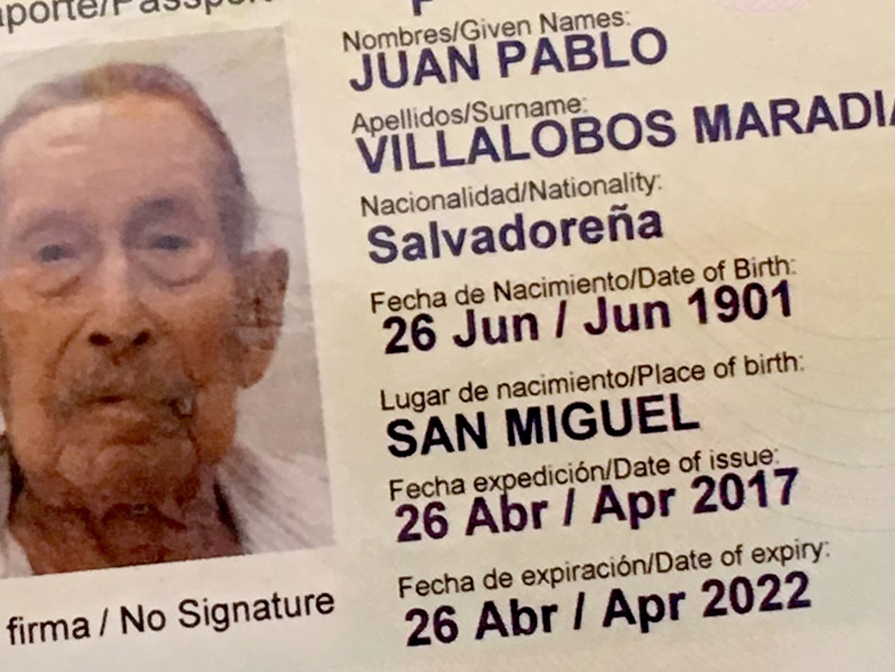 Juan Pablo nació el 26 de junio de 1901 en San Miguel, una ciudad del este de El Salvador. Tiene 39 hijos y recién llegó el 18 de junio a Nueva York para pasar un mes con familiares.