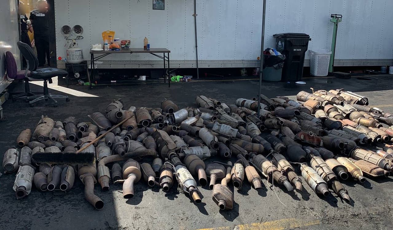 “Ahorita en un centro de reciclaje pagan hasta 300 dólares por catalizador”, dijo a Hurtado a
<a href="https://www.univision.com/local/los-angeles-kmex/"> Univision34</a>, destacando una de las razones del aumento de la pieza mecánica que según el detective los ladrones pueden desprender del auto en solo 30 segundos.