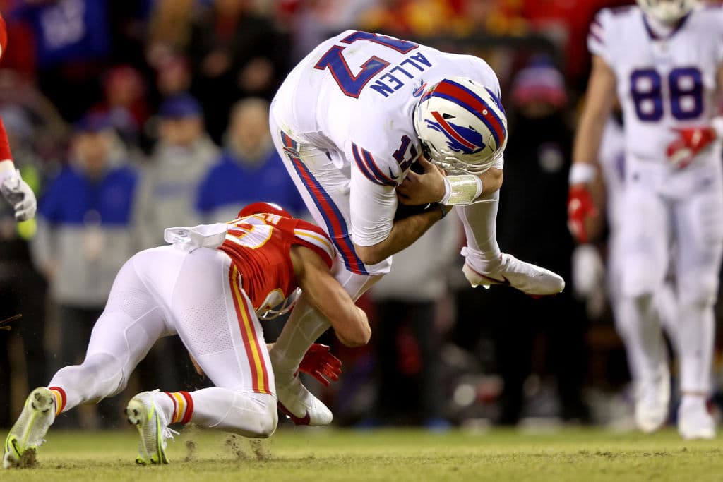 Los Chiefs se metieron nuevamente al partido por el Campeonato de la AFC aal vencer en tiempo extra a los Bills. La actuación de cuatro touchdowns de Patrick Mahomes llevó a Kansas City a ganar 42-36 contra Buffalo, un choque que pasará a la historia.
<br>