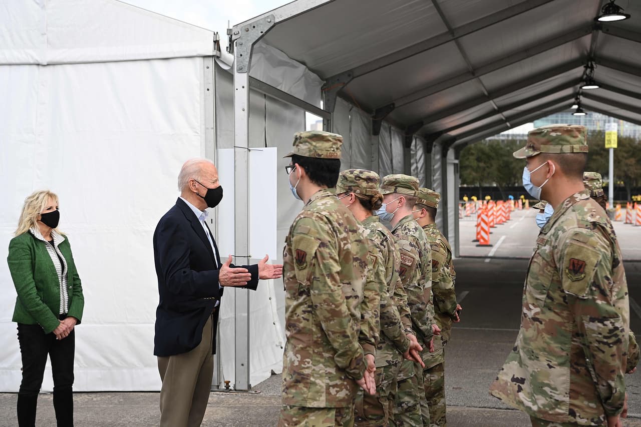 <b>El despliegue de las vacunas contra el covid-19</b>
<br>
<br>A su llegada a la Casa Blanca, el presidente Biden se benefició del desarrollo de las vacunas que se había hecho durante los meses previos. Biden lanzó un gran esfuerzo para lograr la “independencia del virus” para julio y, aunque no se llegó en ese plazo a la cifra esperada del 60% de vacunados, 
<a href="https://www.univision.com/noticias/politica/biden-anuncia-que-90-de-estadounidenses-adultos-podran-acceder-a-vacunas-el-19-de-abril"><u>la medicación empezó a surtir efecto en la desocupación de hospitales</u></a> y la reducción de las muertes. Se ganó una batalla en la guerra contra el virus, pero la pandemia continuó.
<br>
<br>En la fotografía el presidente Biden y su esposa Jill en un centro de vacunación contra el covid-19 operado por FEMA en Houston, Texas, el 26 de febrero de 2021.
<br>