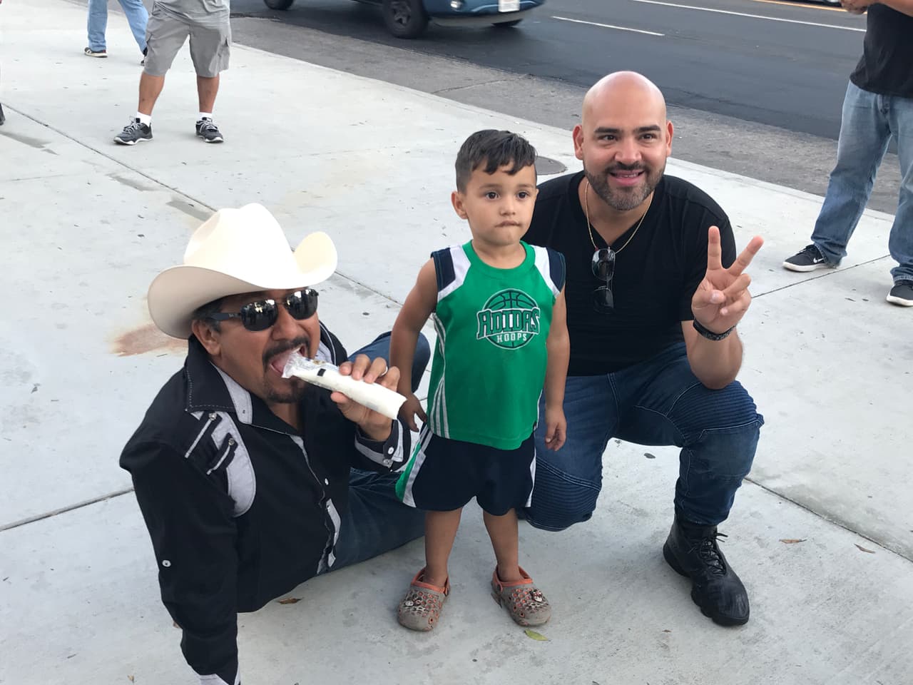 El Bueno, La Mala y El Feo llenaron las calles de seguidores de Christian Nodal para su primer encuentro con sus fans en la ciudad de Los Ángeles.
