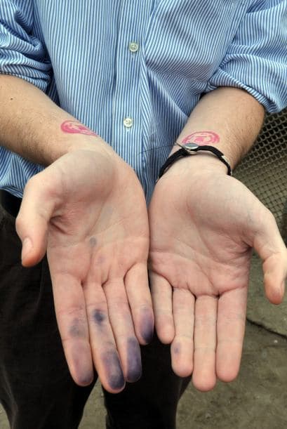 "Damian fue detenido después del arresto en el aeropuerto de Lima de una pareja de españoles que habían escondido 10 kilos de cocaína en sus valijas y que dijeron se aprovisionaban en el inmueble donde residía mi hijo", explicó el padre de Damian, Jean-Claude Delporte.