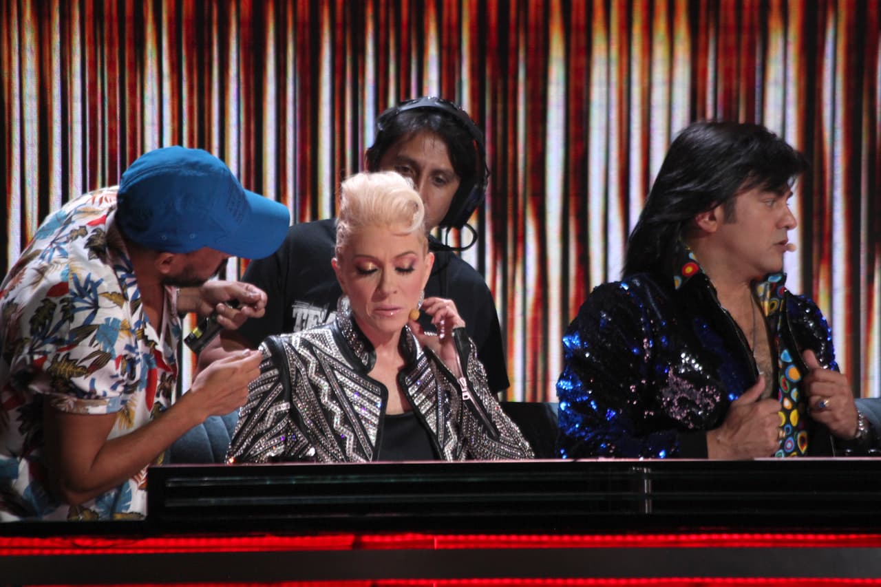 Ahora Yuri lucía cabello corto, con detalles de trenzas: "Me encanta divertirme con los pelos; aunque tengo solo 3 cabellos, y todo lo que uso es postizo, pero me valen las críticas”, confesó.