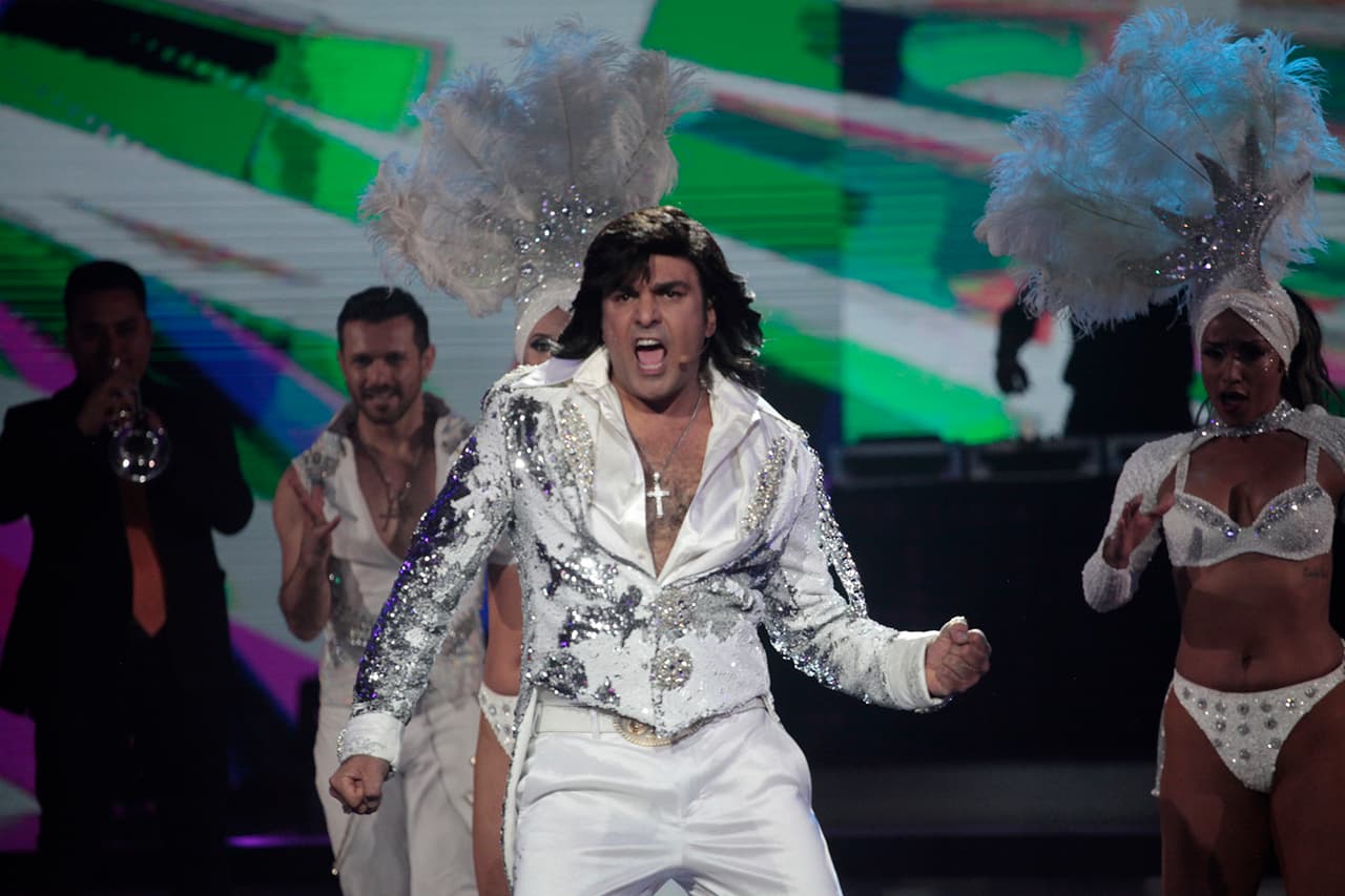 Albertano ofreció la primera sorpresa de la noche: para gusto de Verónica Castro, el comediante bailó 'Macumba' y para la actriz, cantante y presentadora se convirtió en "Mi macumbo". Todos los jueces lo calificaron con 10, menos Miguel Bosé, quien le puso 100.