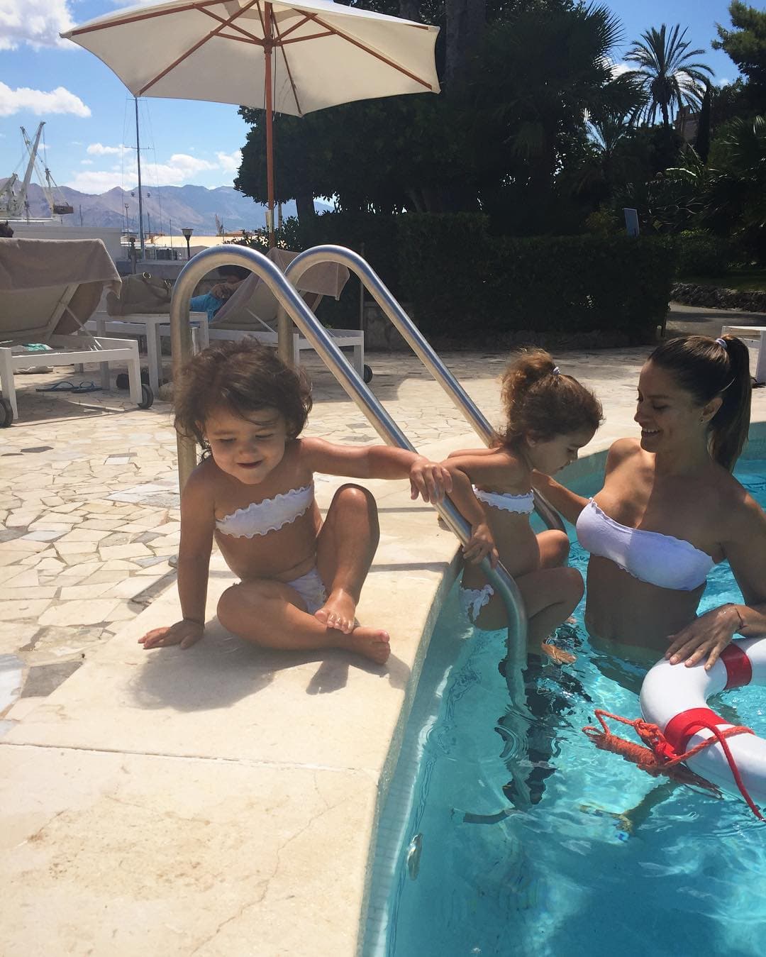 Lola Ponce y sus nenas, Erin y Regina, disfrutan del domingo junto a su mami en la piscina, ¡qué calor!