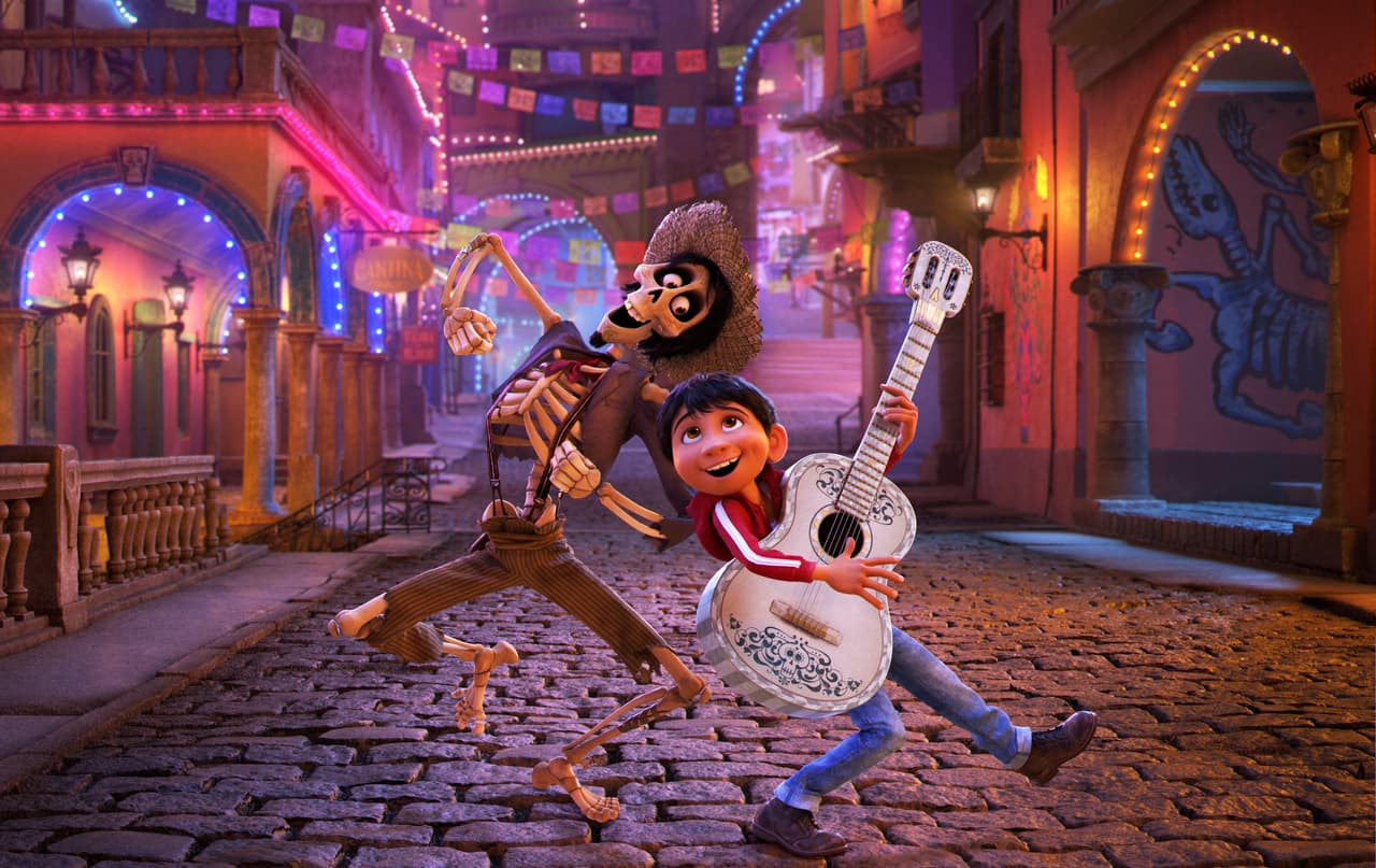 Pixar contrató a su peor crítico, un artista chicano, para evitar que su película del Día de Muertos ofendiera a la cultura mexicana