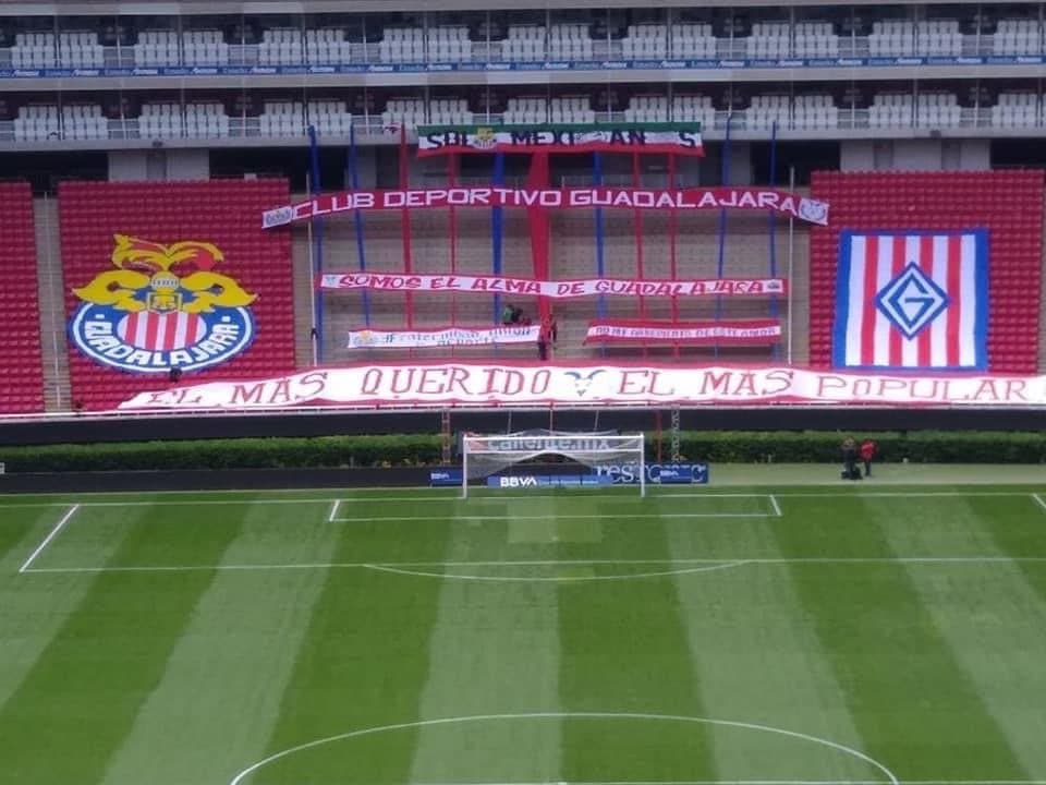Permiten a aficionados de Chivas poner mantas de apoyo en estadio