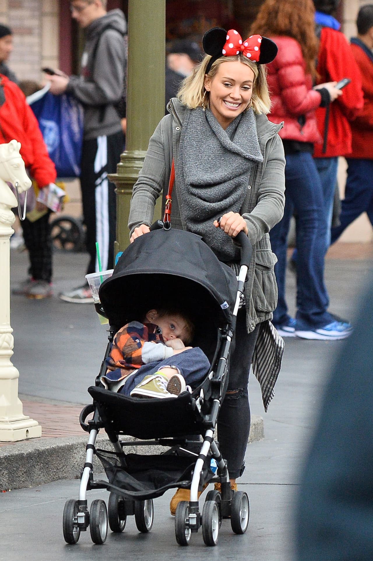 Hilary Duff y el pequeño Luca llegaron a Disney.