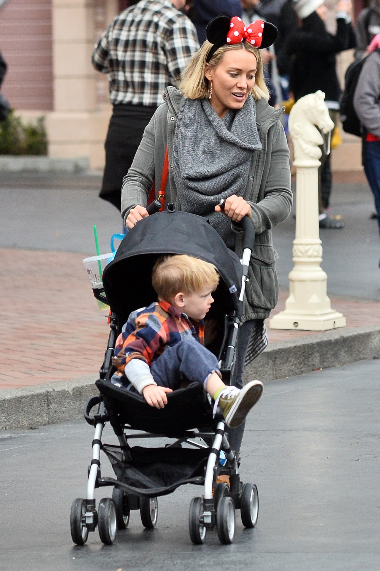Casi se avienta mientras su mami empujaba su cochecito.