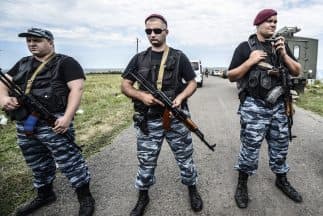 Rebeldes prorrusos en custodia de la zona donde cayó el avión del vuelo MH17 de Malaysia Airlines.