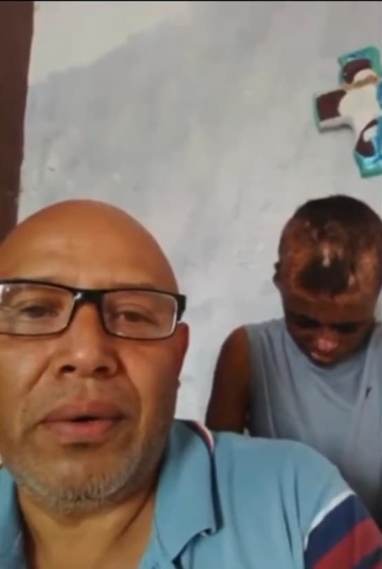“Ya no ve por un ojo 
<b>y el otro está a punto de perderlo porque el tumor está avanzando bastante”</b>, dice su abuelo César Baltazar desde su natal Veracruz, al sureste de México, desde donde se han trasladado varias veces hasta la Ciudad de México para atender al joven.
<br>