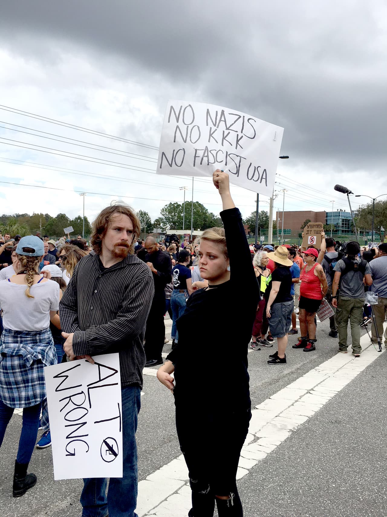 "No nazis, no KKK (en referencia al Ku Klux Klan) y no fascistas", se lee en el cartel de una opositora a Richard Spencer que se apostó en las calles de Gainsville.