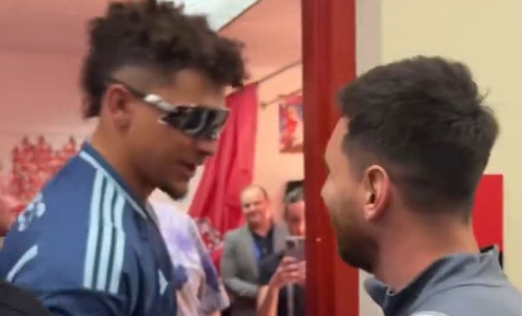 La increíble bienvenida que Mahomes le dio a Messi para jugar en su estadio