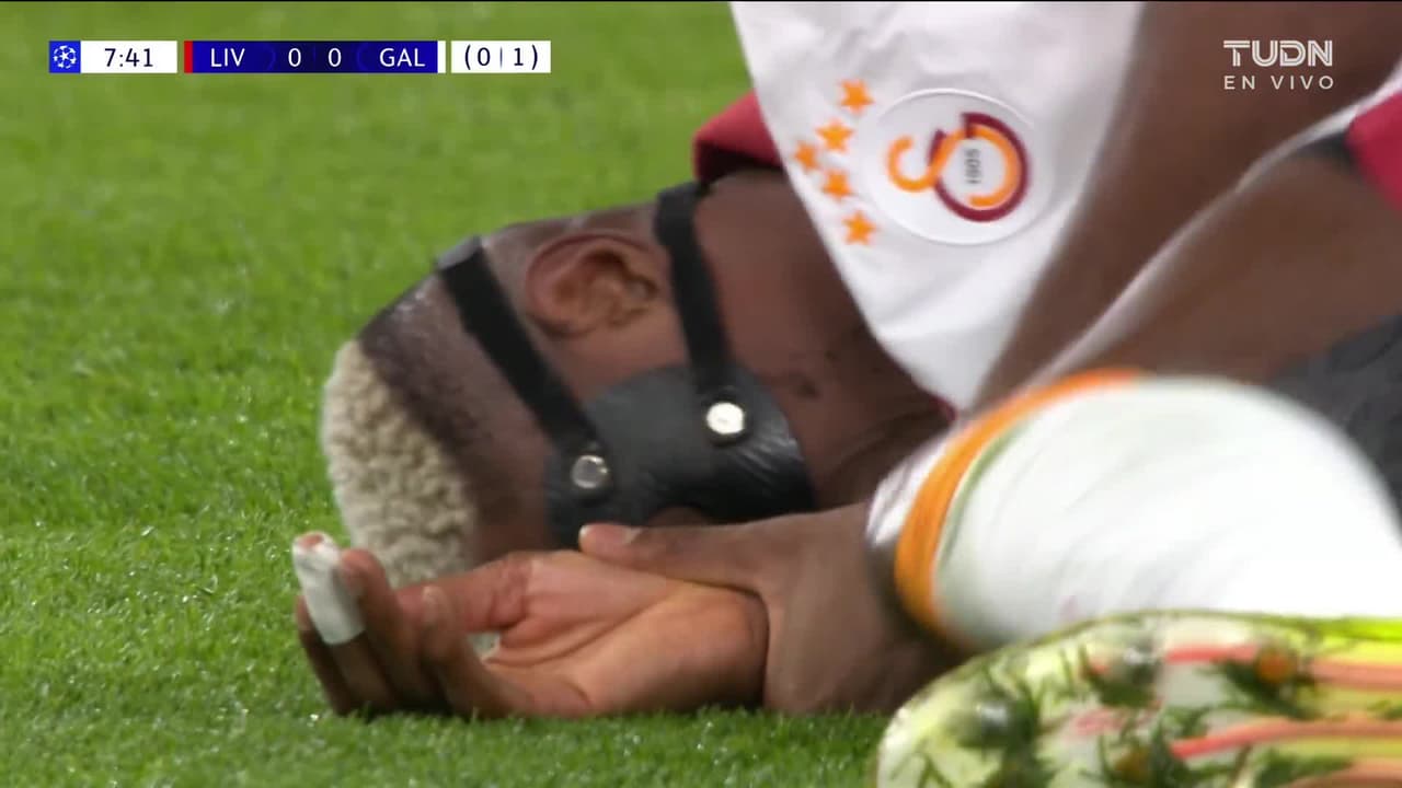 ¿De qué está hecho Osimhen? Recibe duro golpe y se levanta como si nada