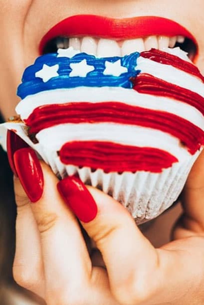 Nicki Minaj con su peculiar cupcake.