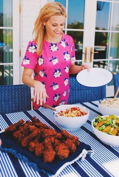 Reese Witherspoon con una rica comida.