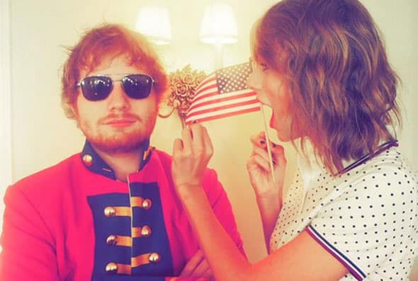Ed Sheeran bromeó con Taylor en su fiesta.