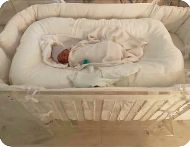 Con esta imagen, la empresaria anunció al mundo que 
<b><a href="https://www.univision.com/famosos/kim-kardashian-celebra-el-primer-mes-de-vida-de-su-cuarto-hijo-psalm-mostrando-por-primera-vez-su-rostro-fotos" target="_blank">su cuarto hijo ya había nacido</a></b>
<a href="https://www.univision.com/famosos/kim-kardashian-celebra-el-primer-mes-de-vida-de-su-cuarto-hijo-psalm-mostrando-por-primera-vez-su-rostro-fotos" target="_blank">.</a> En español, el nombre del niño significa 'Salmo'.