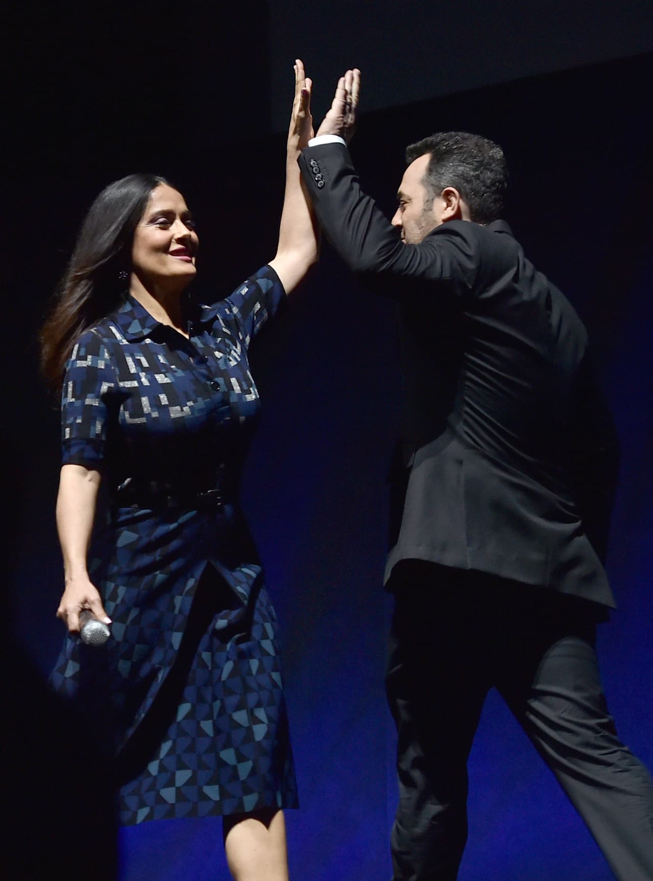 Salma Hayek no trabajó en esta cinta con su "celebrity crush" (celebridad favorita), que confesó era Pierce Brosnan. Pero Eugenio Derbez sí tuvo la oportunidad de actuar con la suya, Raquel Welch.