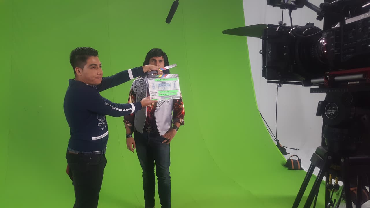 Durante las grabaciones cambió de vestuario para enviar unos mensajes muy especiales a sus fans. 
<br>