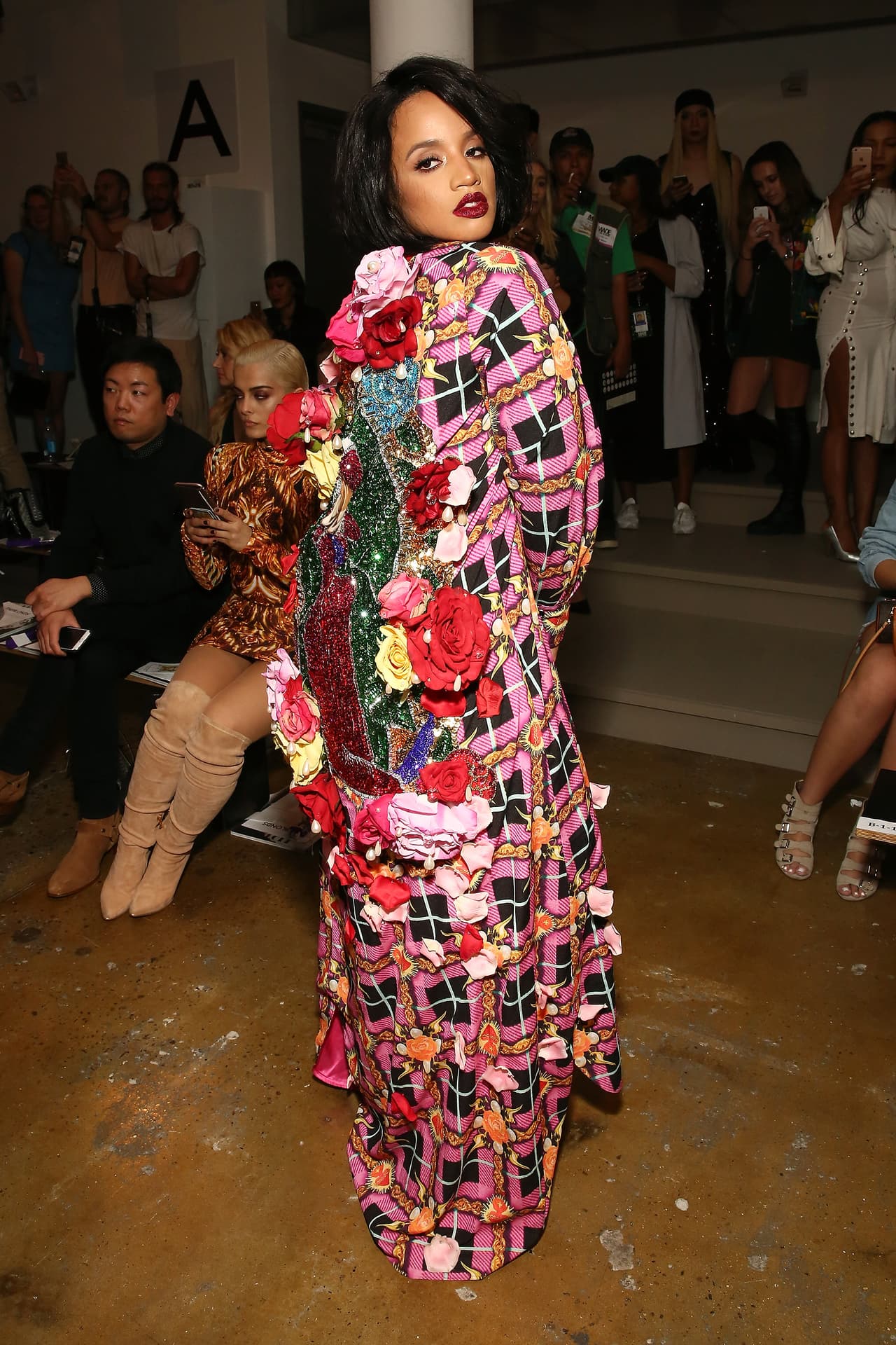 Polanco complementó su look con un despampanante abrigo con elementos religiosos, como la efigie de la virgen de Guadalupe, en un look que ella misma detalló como "toda una experiencia religiosa".