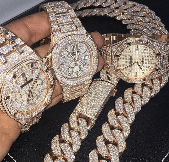 Ni hablar de los relojes llenos de brillantes. Uno de los relojes más caros que tiene cuesta cientos de miles de dólares.