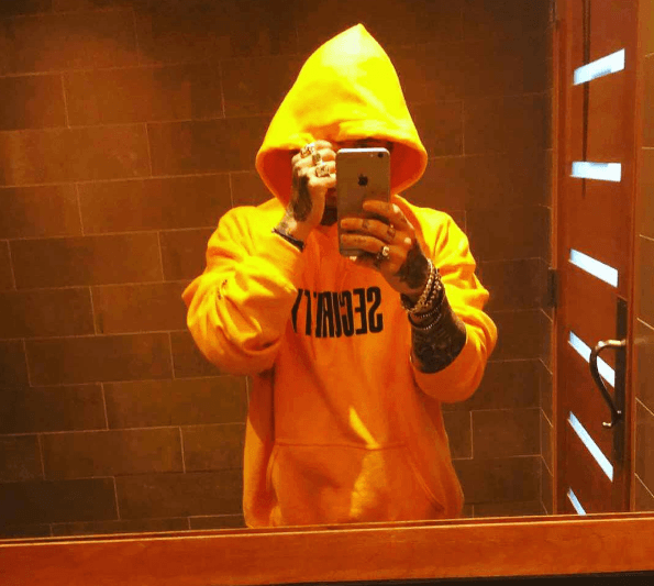 Es común verlo con diversos anillos y pulseras.