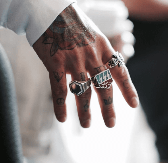 Esta foto la publicó hoy el reggaetonero, como siempre, lució su mano llena de anillos, pero en esta ocasión usó el dedo medio para llevar la insignia de su disco 'Energía'.