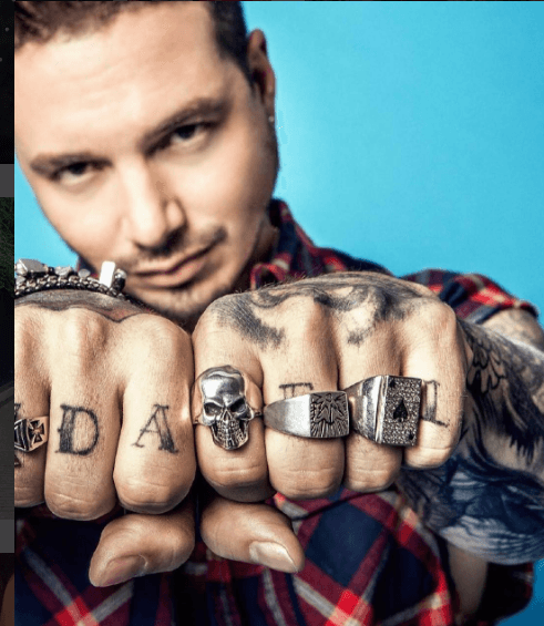 El primero en esta lista es uno de los confirmados como parte del elenco a Premios Juventud, J Balvin, quien además de que se le escucha por todas partes, es uno de los más fashion del género urbano.