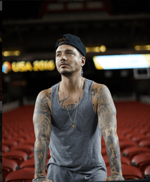 J Balvin ha empezado a lucir un dije con el símbolo de su nuevo material.