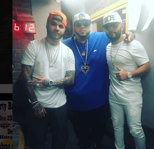 Él y sus amigos más cercanos son súper fanáticos del bling bling.