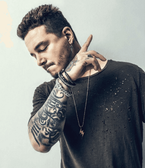 No todo es oro y diamantes con Balvin, ya que las pulseras de tela también son una opción para él.