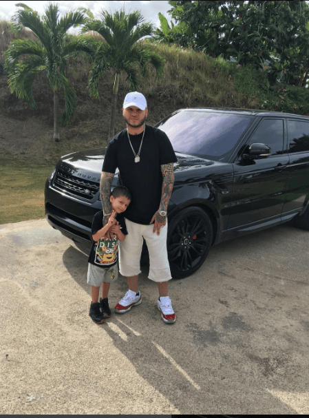 A él es muy común verlo con cadenas muy grandes y llenas de brillantes.