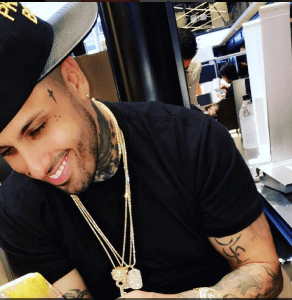 él mantiene sus alhajas como parte de su imagen, y ya se han vuelto un toque muy característico.