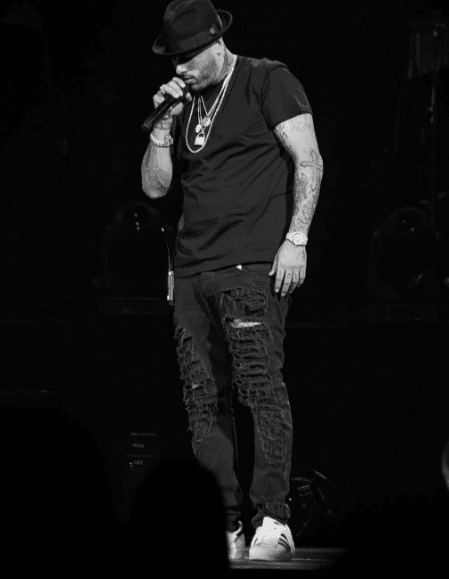 Este cantante apuesta por los accesorios costosos, pero no tan ostentosos, es decir, él prefiere llevar varias cadenas de oro más delgadas, que una muy gruesa.