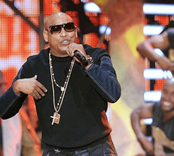 Y en ocasiones llevan más de uno en el escenario, pero sin tantos brillos.