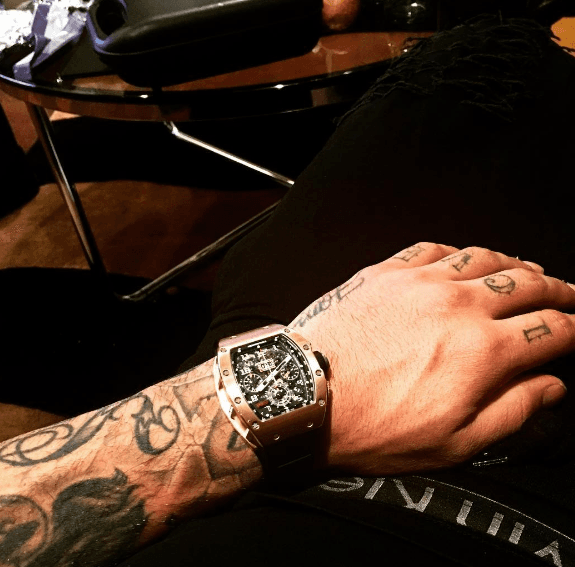 Sus relojes son de las cosas más costosas que usa.