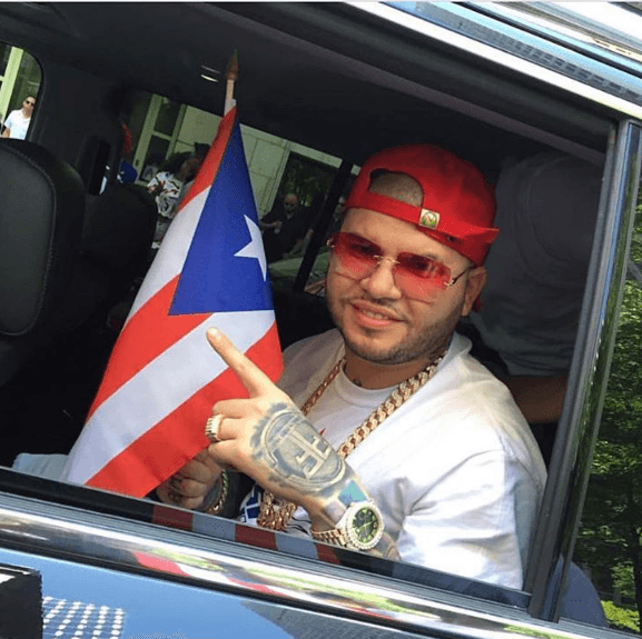 Farruko es el rey de los excesos si es que a accesorios se refiere.
