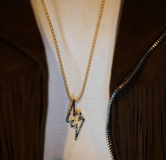 El mismo, lleva piedras brillantes y lo conserva con una cadena de oro sólido.